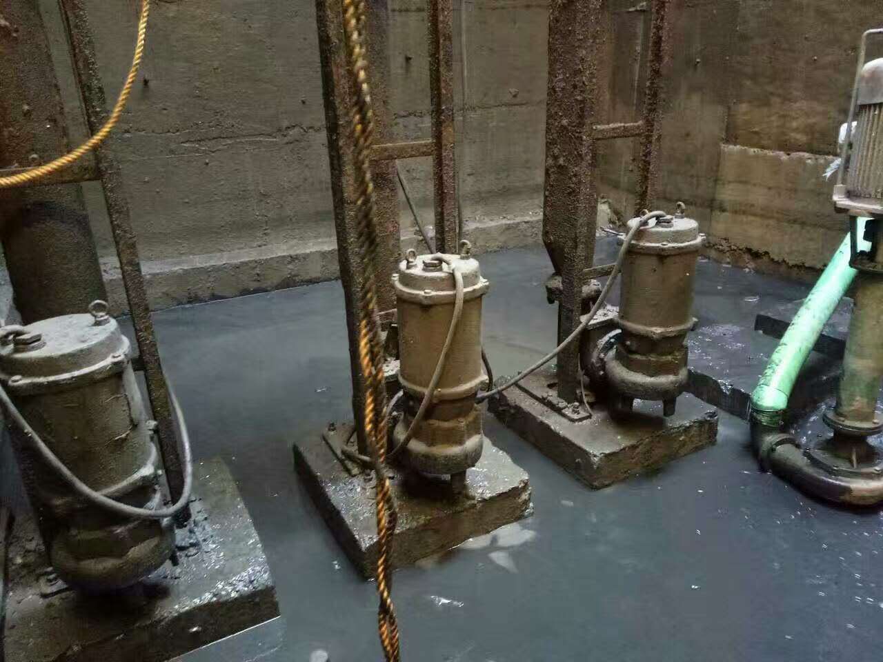 多宝镇污水池清理